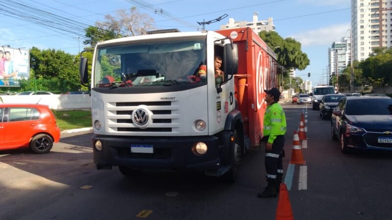 Fiscalização IMMU (Foto: Divulgação/IMMU) IMMU autua 14 veículos por irregularidades na zona de restrição em Manaus