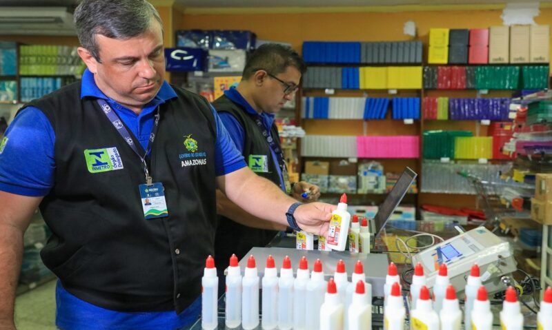 Operação “Aulas Seguras” (Foto: Mauro Filho/Secom) Ipem-AM apreende quase 4 mil artigos escolares irregulares no comércio de Manaus