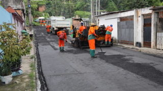 No primeiro dia útil do ano, programa ‘Asfalta Manaus’ recapeia rua do Novo Aleixo