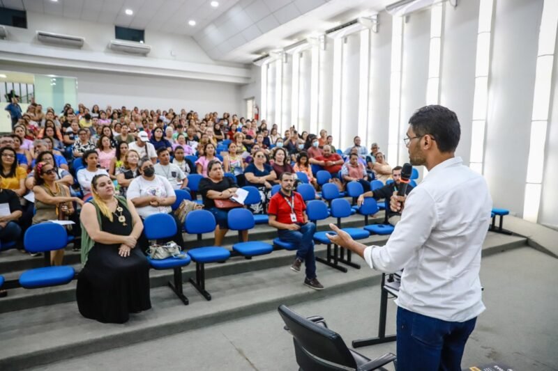O encontro reuniu mais de 380 artesãos na sede da prefeitura de Manaus (Foto: Rafael Gama / Semtepi) Prefeitura apresenta programação de eventos para 2024 aos artesãos cadastrados