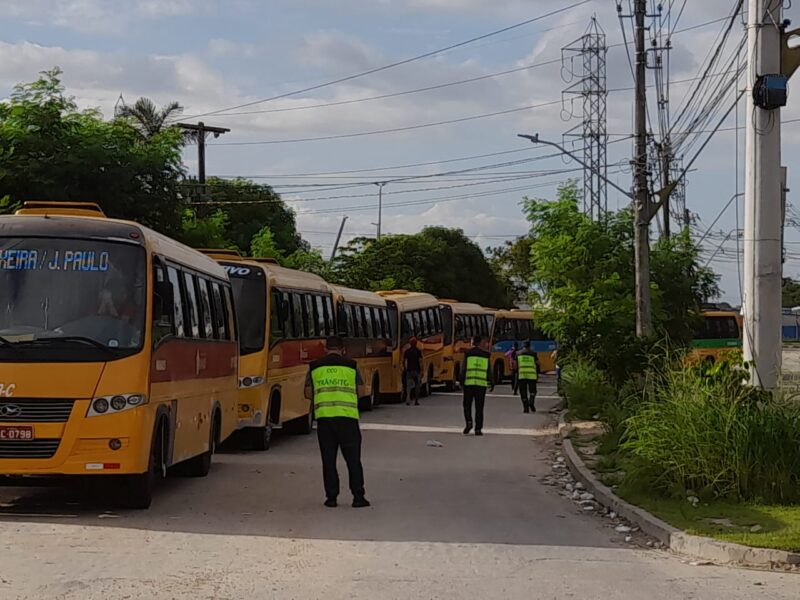 Prefeitura autua micro-ônibus alternativo por irregularidade no Distrito Industrial