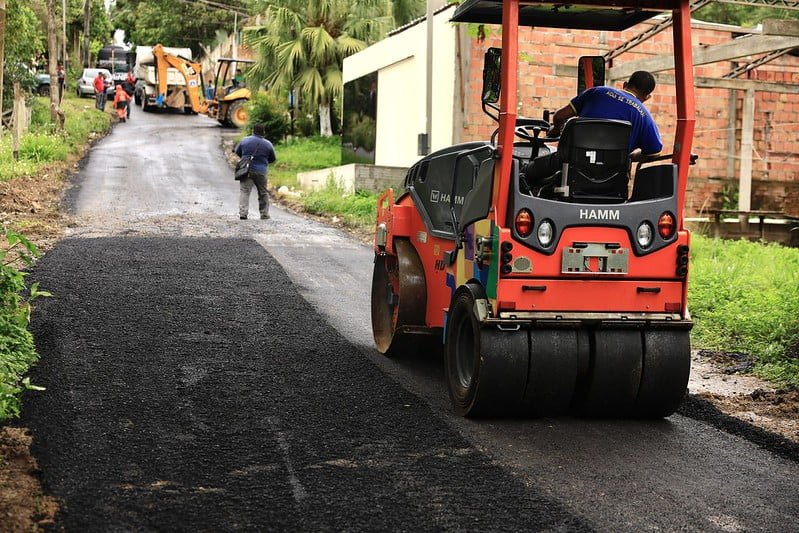 Equipes trabalham na aplicação de 220 toneladas de massa asfáltica (Foto: Divulgação/Seminf) Prefeitura de Manaus estende obras de recapeamento às ruas do Tarumã