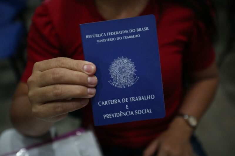 Carteira de trabalho (Foto: Henrique Miranda/Setemp) Sine Amazonas divulga 88 vagas de emprego para esta segunda-feira (29)