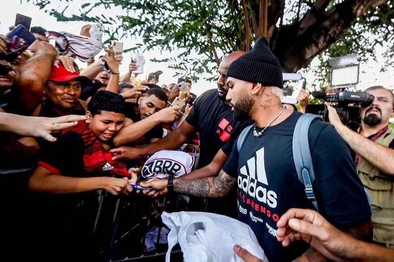 Gabigol e torcedores em frente ao hotel (Foto: Divulgação) Torcedores de Manaus recebem time do Flamengo com muita festa