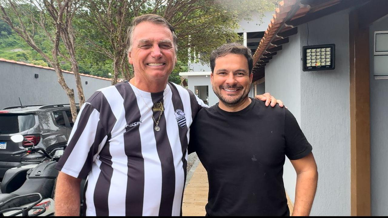 Alberto Neto usa mesma “receita” de Menezes mostrando intimidade com Bolsonaro