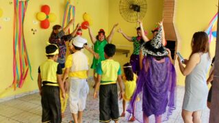 “Bloco da Ycamiabas” leva a folia a famílias atendidas por casa de acolhimento