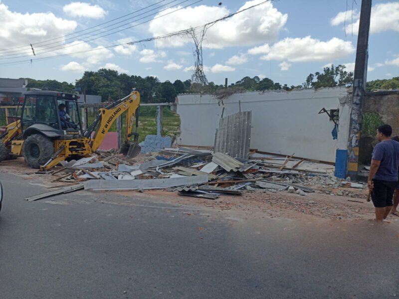 Boxes construídos irregularmente em calçada são demolidos no Santa Etelvina