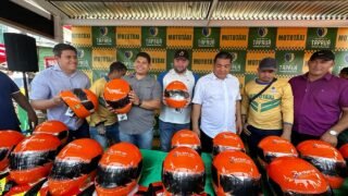 Detran-AM entrega 146 kits de segurança para mototaxistas no município de Tapauá