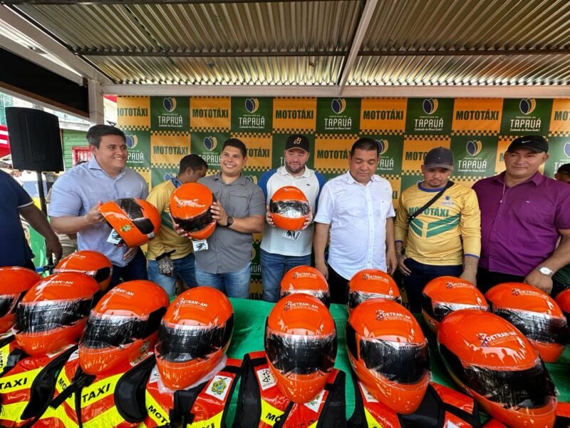 Entrega de 146 kits de segurança, composto por um capacete e um colete (Foto: Divulgação/Detran-AM) Detran-AM entrega 146 kits de segurança para mototaxistas no município de Tapauá