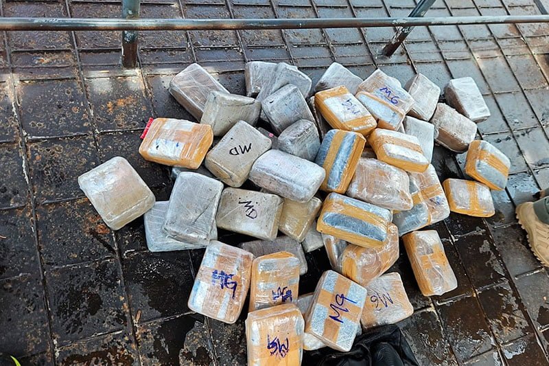 Material apreendido na ação polcial (Foto: Divulgação/PC-AM) Homem é preso com 50 quilos de maconha em embarcação no rio Negro