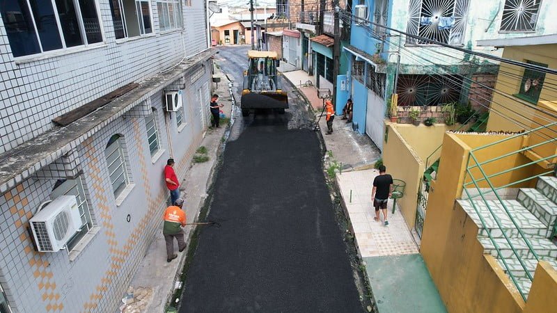 A via recebeu aproximadamente 280 toneladas de massa asfáltica em toda a sua extensão (Foto: Márcio Melo/Seminf) Prefeitura de Manaus aplica 280 toneladas de massa asfáltica em trecho na Compensa