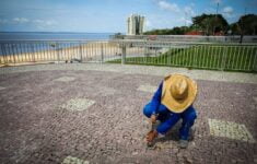 Prefeitura realiza serviços de reposição manual de pedras portuguesas na Ponta Negra