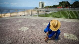 Prefeitura realiza serviços de reposição manual de pedras portuguesas na Ponta Negra