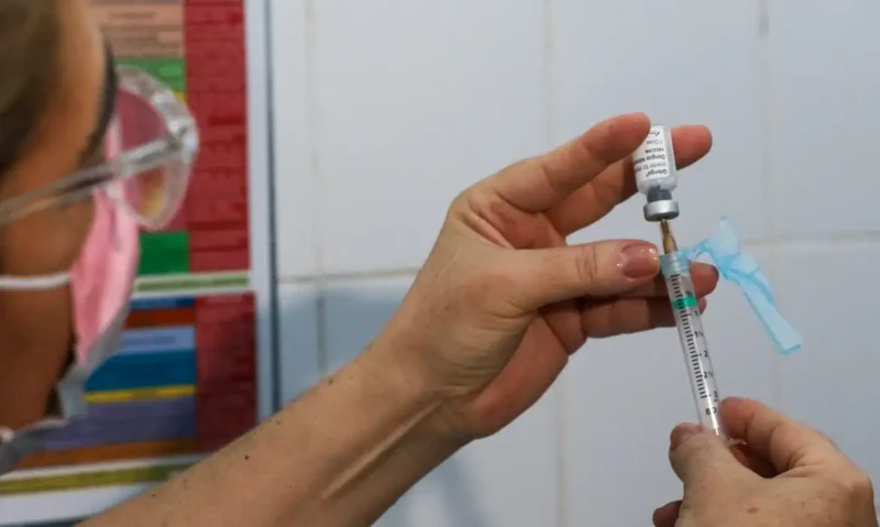 A distribuição das vacinas contra a dengue para 315 municípios iniciou no dia 8 de fevereiro (Foto: Fábio Rodrigues Pozzebom/Agência Brasil) Seis capitais deram início à vacinação contra a dengue em crianças