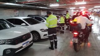 IMMU autua 74 motoristas utilizando vagas de estacionamento especial