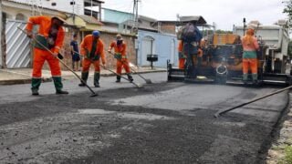 Após 15 anos sem manutenção rua do bairro Flores recebe 500 toneladas de asfalto