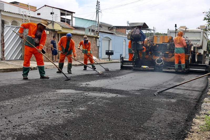Após 15 anos sem manutenção rua do bairro Flores recebe 500 toneladas de asfalto