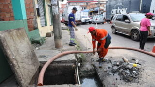 Bairros da Zona Sul de Manaus recebem serviços de limpeza e desobstrução de bueiros