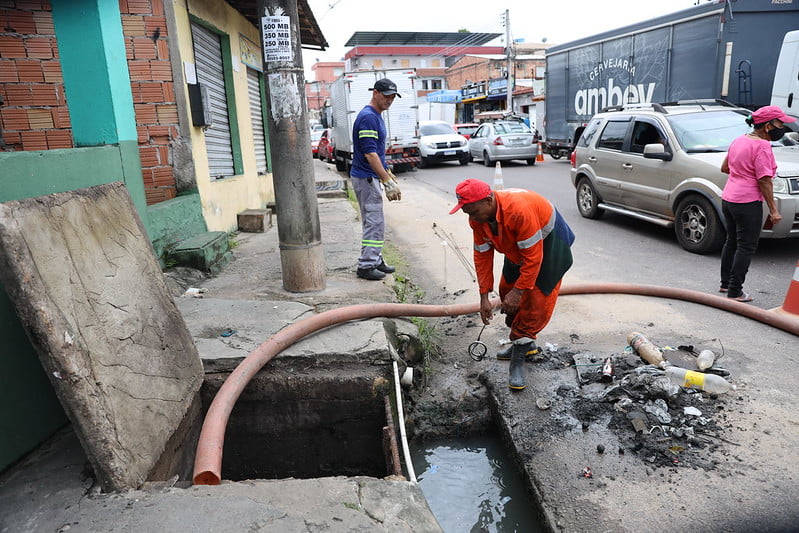 Bairros da Zona Sul de Manaus recebem serviços de limpeza e desobstrução de bueiros