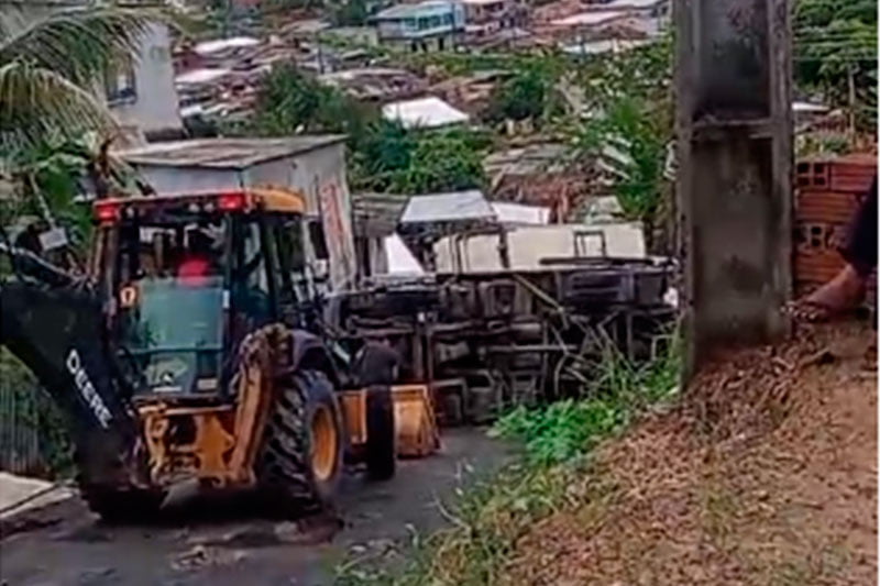 Caminhão-baú tomba ao descer ladeira na zona norte de Manaus