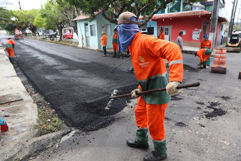 A via recebe, em média, 290 toneladas de massa asfáltica (Foto: Marcio Melo/Seminf) Com 159 vias atendidas pelo ‘Asfalta Manaus’, Alvorada tem recapeamento em mais 9 ruas