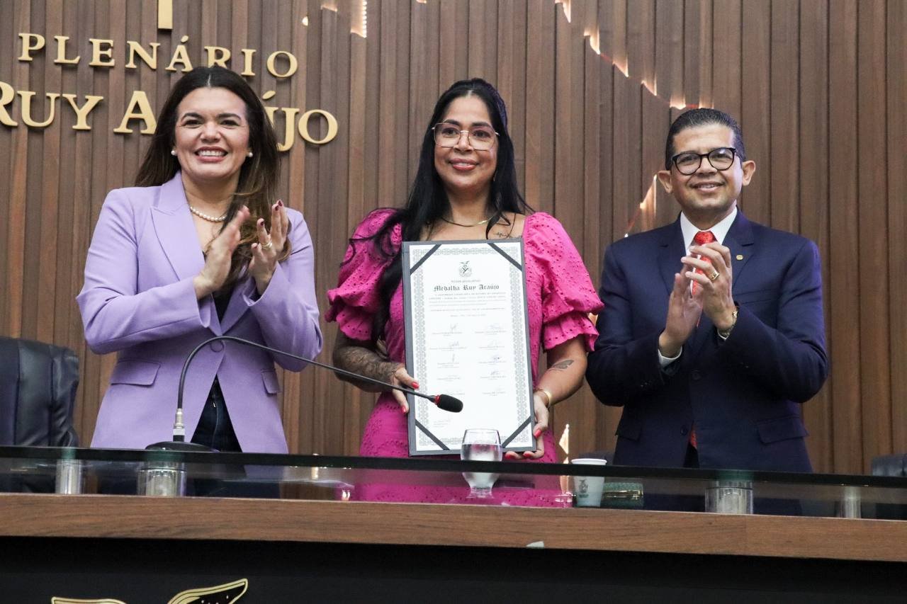 Delegada Joyce Coelho é agraciada com a Medalha Ruy Araújo na Aleam, por iniciativa do deputado João Luiz Delegada Joyce Coelho é agraciada com a Medalha Ruy Araújo na Aleam, por iniciativa do deputado João Luiz