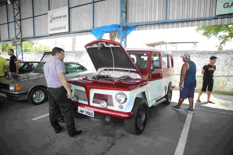 Detran Amazonas realiza serviços para terceira exposição de veículos antigos