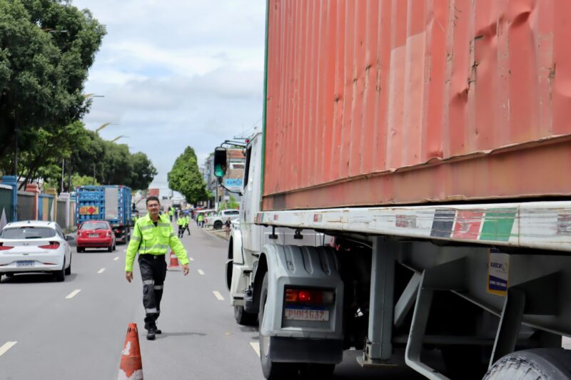 IMMU fiscaliza veículos pesados na Zona Sul de Manaus