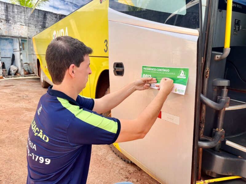 Ônibus do transporte rodoviário de fretamento contínuo recebem adesivos de segurança