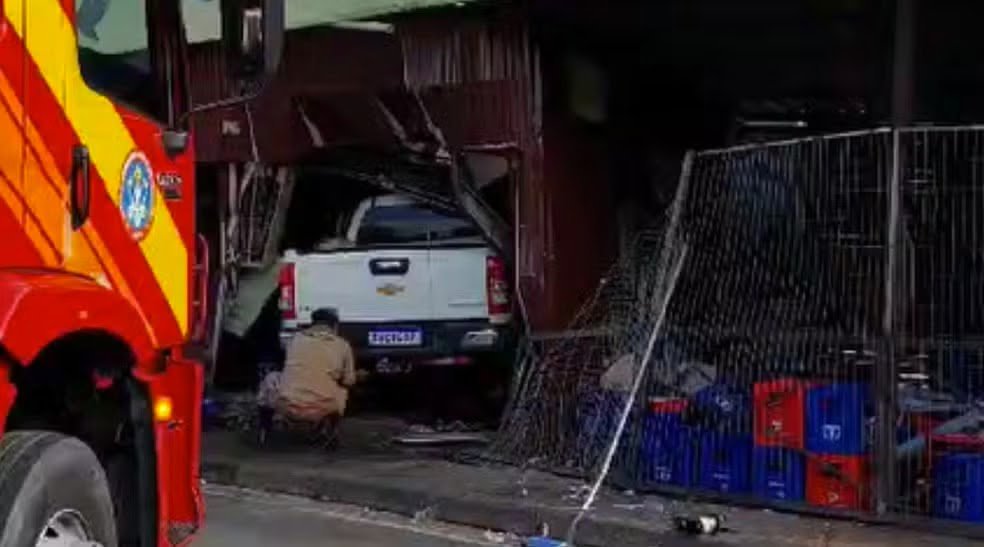 Carro invadiu bar e deixou uma mulher morta e outra pessoa ferida em Manaus — Foto: Divulgação Picape que matou mulher após invadir bar pertence à Prefeitura de Autazes