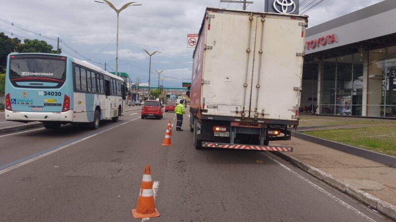 Prefeitura autua caminhões por infringir ‘zona de restrição’ em Manaus