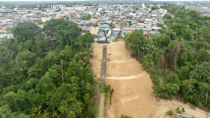 Erosão na rua Albânia, no bairro Nova Cidade, zona Norte (Foto: Márcio Melo/Seminf) Prefeitura constrói escada hidráulica de 60 metros para conter erosão, no Nova Cidade