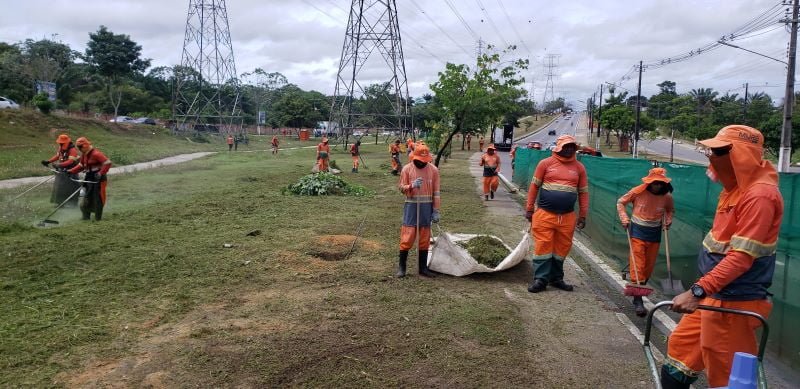 Ação de limpeza e revitalização no canteiro central da avenida das Torres (Foto: Divulgação/Semulsp) Prefeitura de Manaus realiza ação de limpeza na avenida das Torres