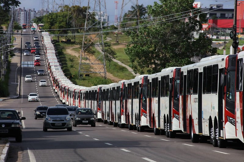 Prefeitura entrega 50 novos ônibus em Manaus