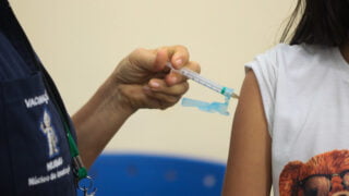 Prefeitura oferta vacina contra dengue em oito unidades de saúde neste sábado (23)