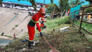 Prefeitura realiza operação de limpeza na orla da Panair