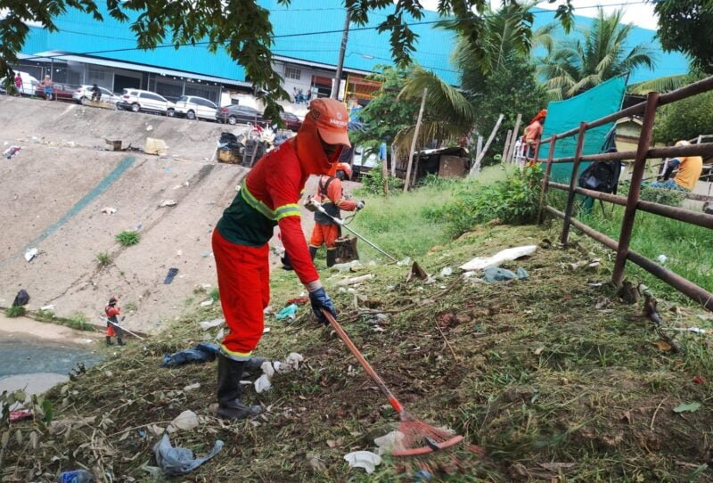 Servidores realizaram serviços de capina (Foto: Divulgação/Semulsp) Prefeitura realiza operação de limpeza na orla da Panair