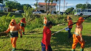 Prefeitura realiza serviço de poda e limpeza no igarapé da avenida do Samba