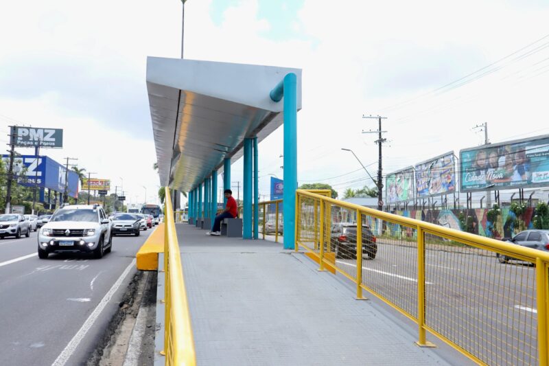 Prefeitura reforma plataformas de ônibus em Manaus