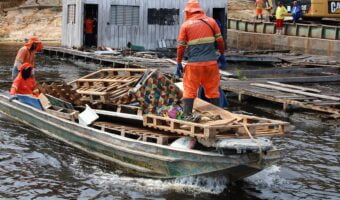 Seis flutuantes são retirados do Igarapé Tarumã-Açu, em cumprimento à decisão judicial
