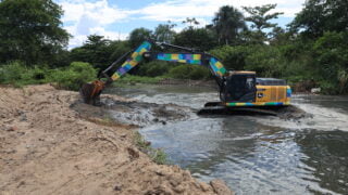 Seminf retira 200 metros cúbicos de sedimento por dia em igarapé na zona Centro-Sul