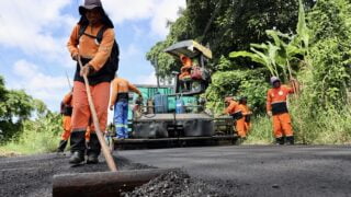 'Asfalta Manaus' da prefeitura aplica 400 toneladas em via do conjunto Boas Novas