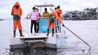 David Almeida reforça a implantação de barco coletor na orla de Manaus