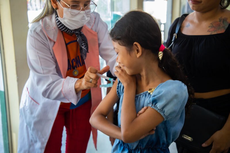 Oito unidades de saúde vacinam crianças contra dengue, neste sábado (13)