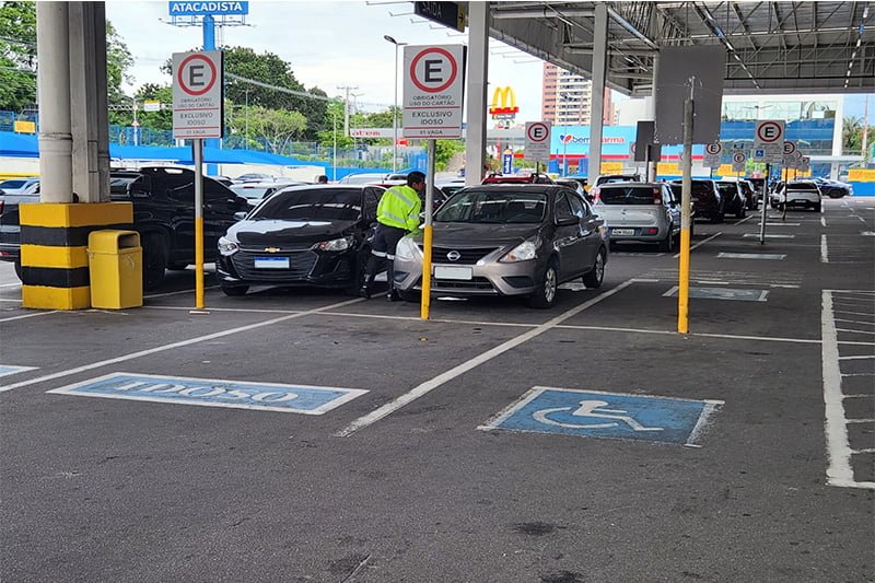 Agente de trânsito, fiscalização em estacionamentos (Foto: Divulgação/IMMU) Operações resultam remoções de veículos e notificações por uso indevido de vagas especiais
