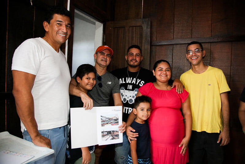Prefeito entrega casas recuperadas para famílias vítimas de incêndios em Manaus