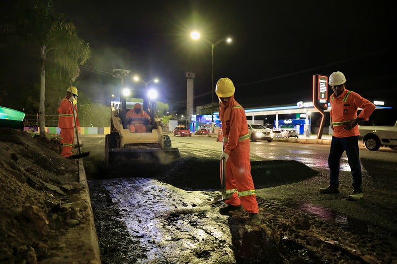 Prefeitura asfalta terceira faixa criada em trecho da avenida Rodrigo Otávio