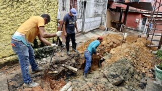 Prefeitura de Manaus atua na instalação de drenagem em beco na Compensa