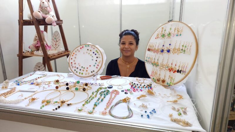 Prefeitura estimula empreendedorismo em feira de artesanato no Shopping Sumaúma