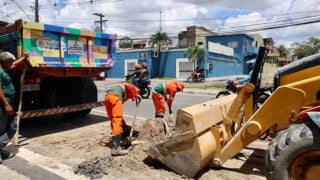 Prefeitura recupera 15 metros de rede de drenagem na avenida Torquato Tapajós